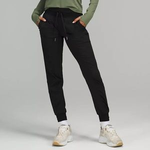 size 8 lululemon dance studio mid-rise jogger